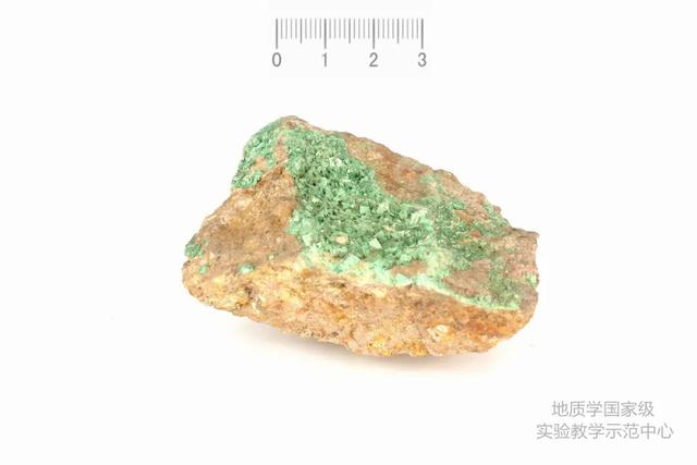 美丽杀人石！最全含铀矿物照片大全，野外遇到要注意